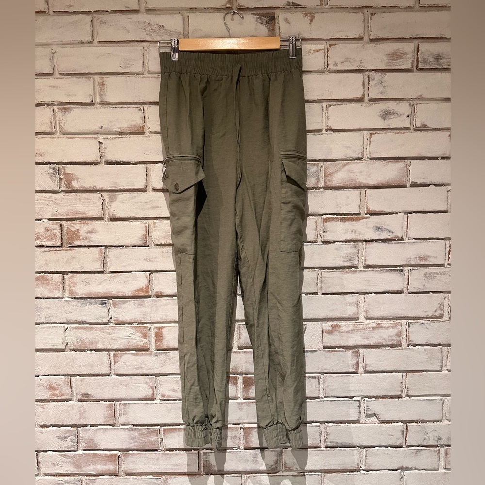 Lulu’s green cargo joggers size small